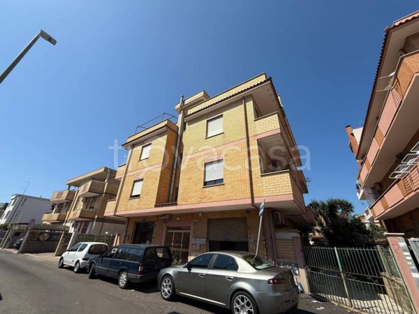 negozio in vendita a Fiumicino in zona Isola Sacra
