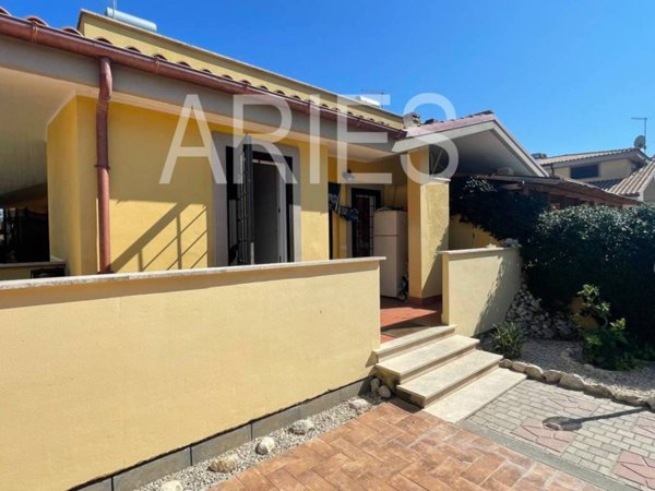 casa indipendente in vendita a Fiumicino in zona Isola Sacra