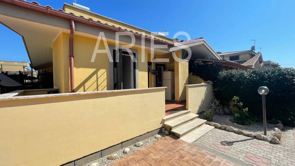 casa indipendente in vendita a Fiumicino in zona Isola Sacra