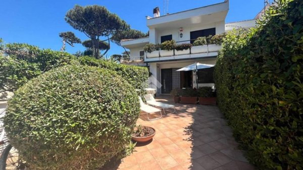 casa indipendente in vendita a Fiumicino in zona Fregene