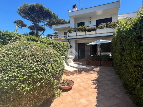 casa indipendente in vendita a Fiumicino in zona Fregene