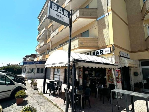 negozio in vendita a Fiumicino in zona Isola Sacra