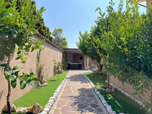 casa indipendente in vendita a Fiumicino in zona Isola Sacra