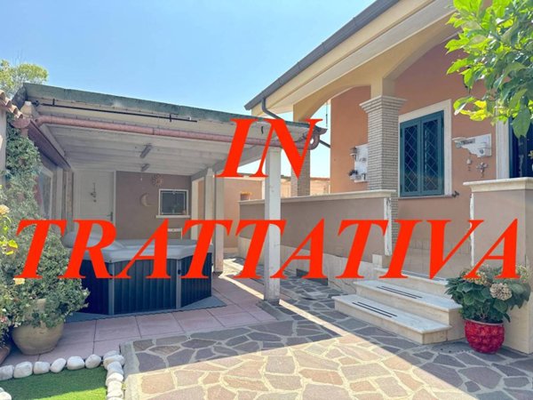 casa indipendente in vendita a Fiumicino in zona Isola Sacra