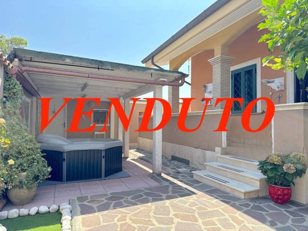 casa indipendente in vendita a Fiumicino in zona Isola Sacra