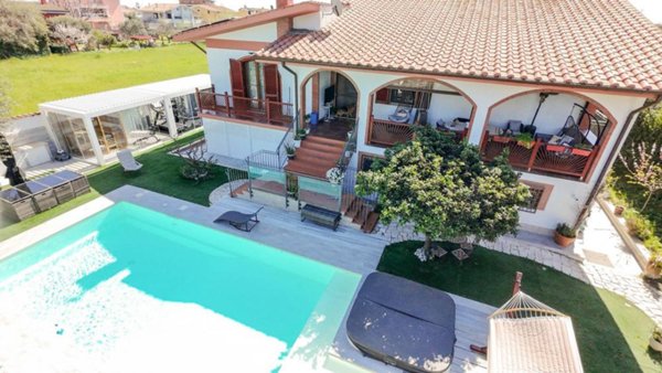 casa indipendente in vendita a Fiumicino in zona Isola Sacra