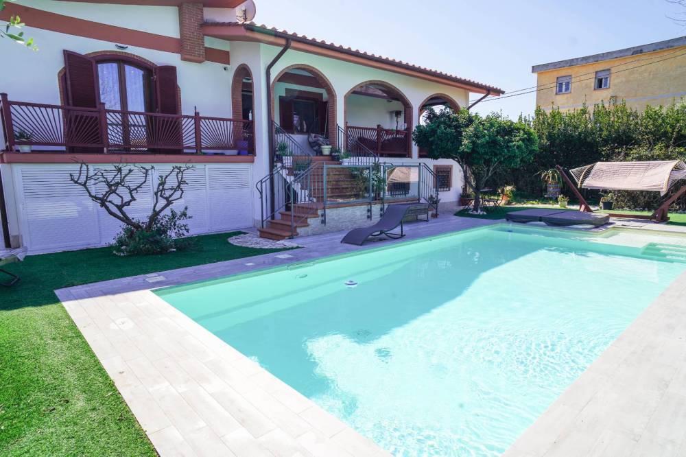 casa indipendente in vendita a Fiumicino in zona Isola Sacra