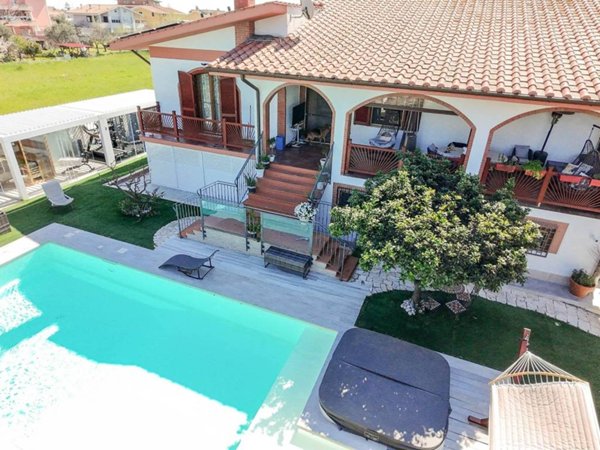 casa indipendente in vendita a Fiumicino in zona Isola Sacra