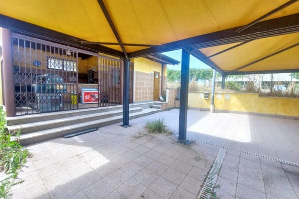 negozio in vendita a Fiumicino in zona Aranova