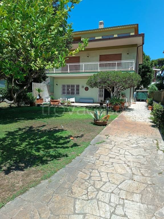 casa indipendente in vendita a Fiumicino in zona Fregene
