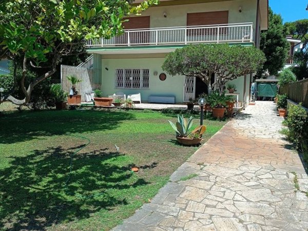 casa indipendente in vendita a Fiumicino in zona Fregene