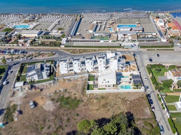 negozio in vendita a Fiumicino in zona Fregene