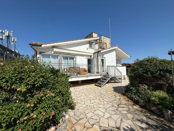 casa indipendente in vendita a Fiumicino in zona Fregene