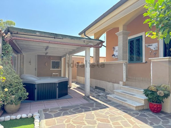 casa indipendente in vendita a Fiumicino in zona Isola Sacra