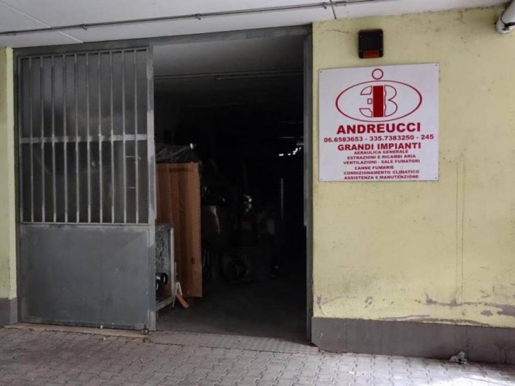locale commerciale in vendita a Fiumicino in zona Isola Sacra