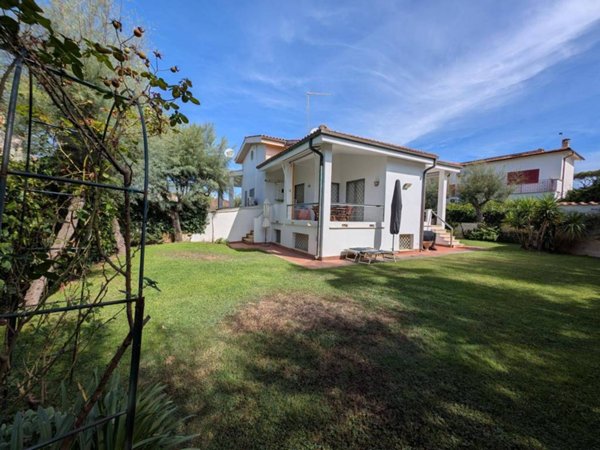 casa indipendente in vendita a Fiumicino in zona Fregene