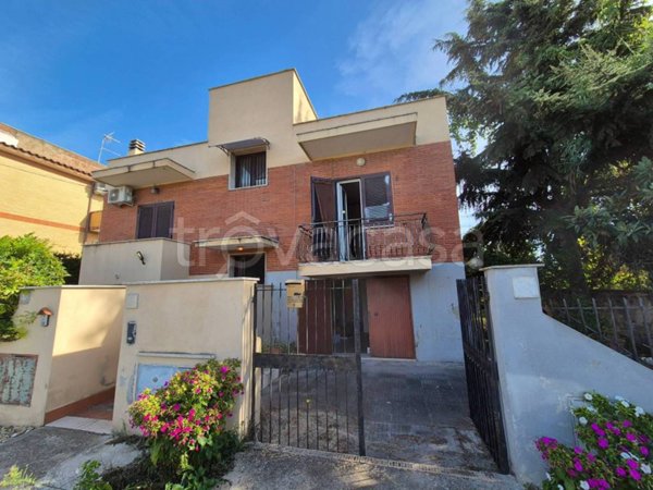 casa indipendente in vendita a Fiumicino in zona Isola Sacra