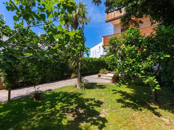 casa indipendente in vendita a Fiumicino in zona Fregene
