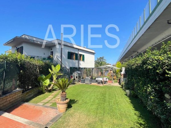 casa indipendente in vendita a Fiumicino in zona Isola Sacra