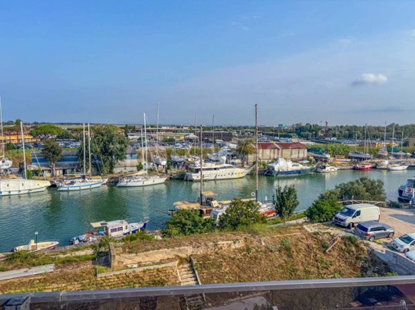 appartamento in vendita a Fiumicino in zona Isola Sacra