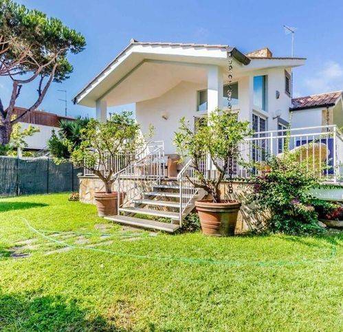 casa indipendente in vendita a Fiumicino in zona Fregene