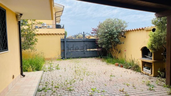 pentavano in vendita a Fiumicino in zona Isola Sacra