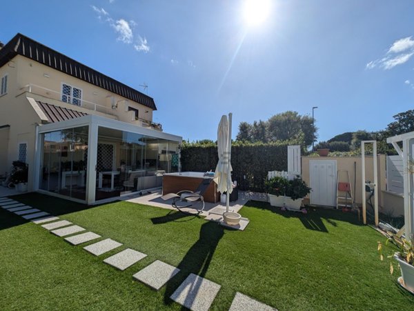 casa indipendente in vendita a Fiumicino in zona Fregene