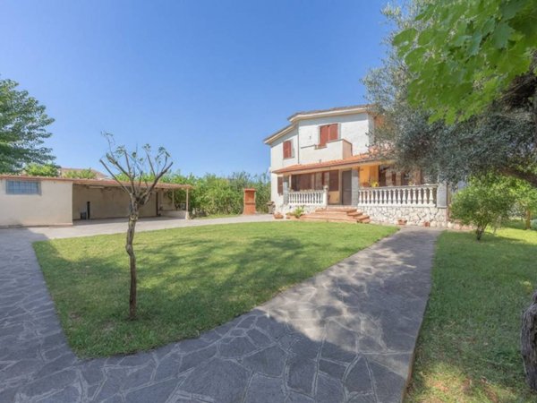 casa indipendente in vendita a Fiumicino in zona Isola Sacra