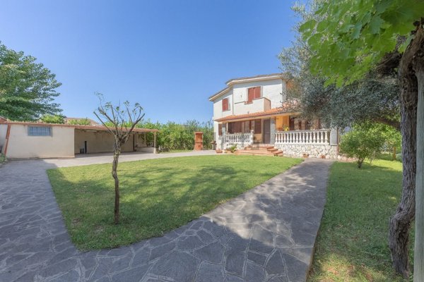 casa indipendente in vendita a Fiumicino in zona Isola Sacra