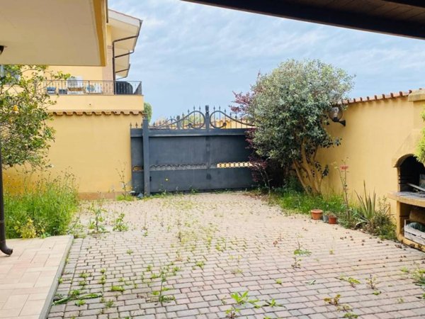 casa indipendente in vendita a Fiumicino in zona Isola Sacra