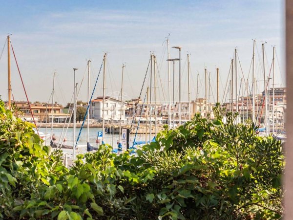 appartamento in vendita a Fiumicino in zona Isola Sacra