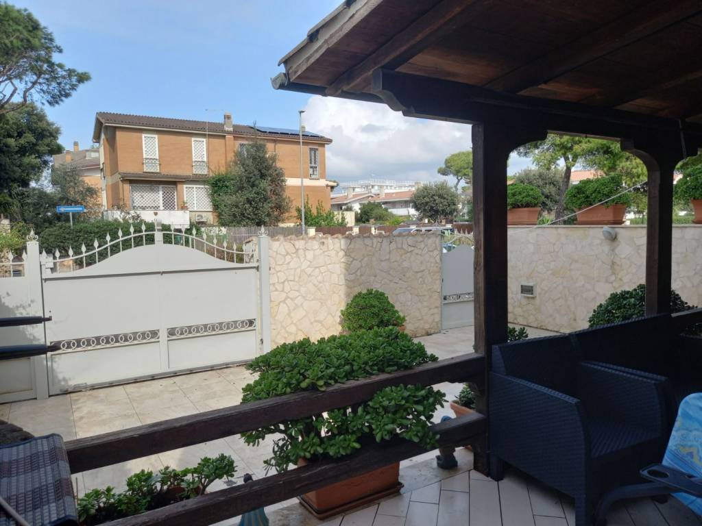 appartamento in vendita a Fiumicino in zona Fregene