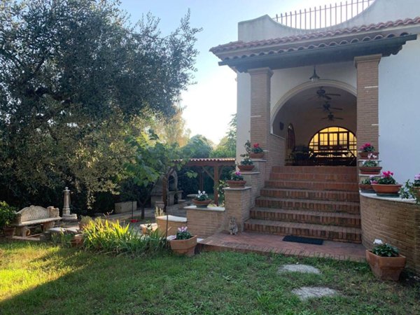 casa indipendente in vendita a Fiumicino in zona Isola Sacra