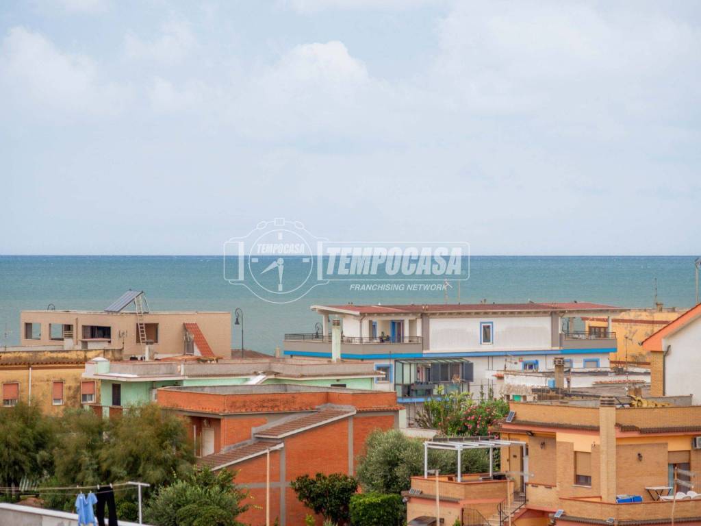 appartamento in vendita a Fiumicino in zona Isola Sacra