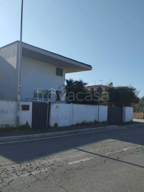 casa indipendente in vendita a Fiumicino in zona Passo Oscuro