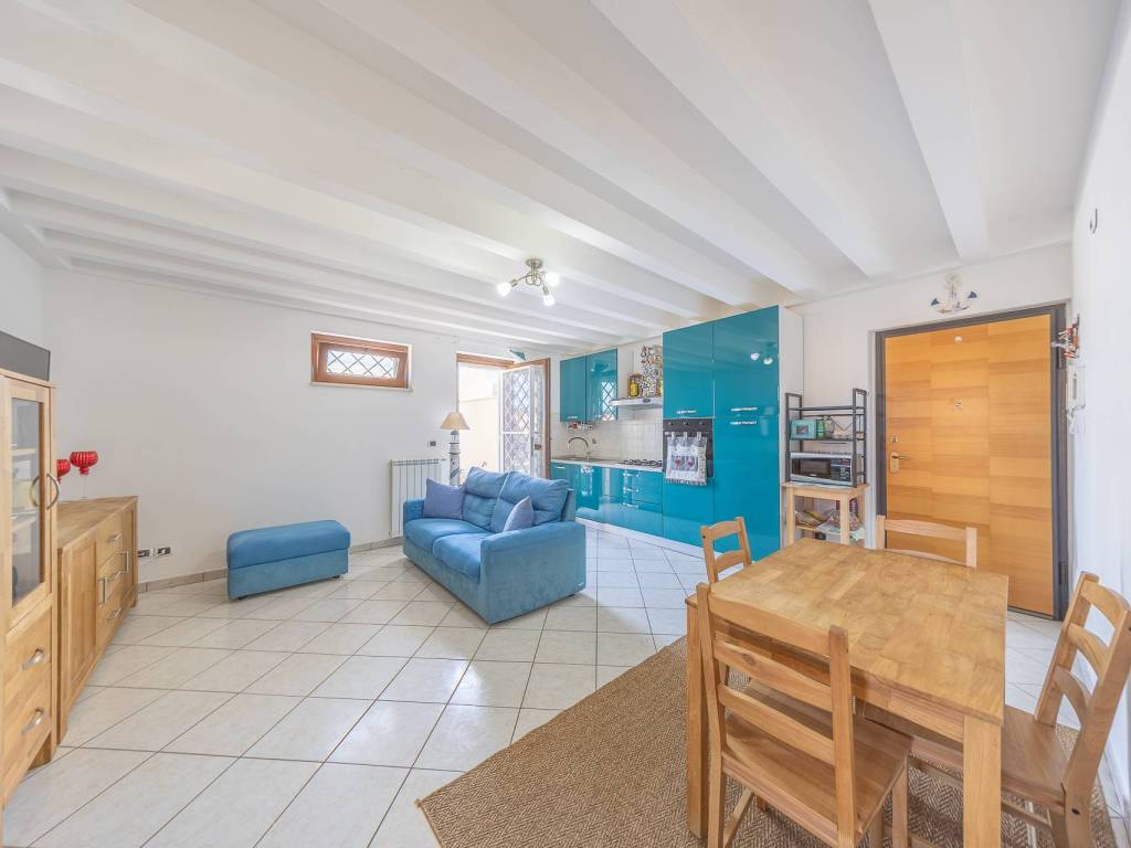 appartamento in vendita a Fiumicino in zona Isola Sacra