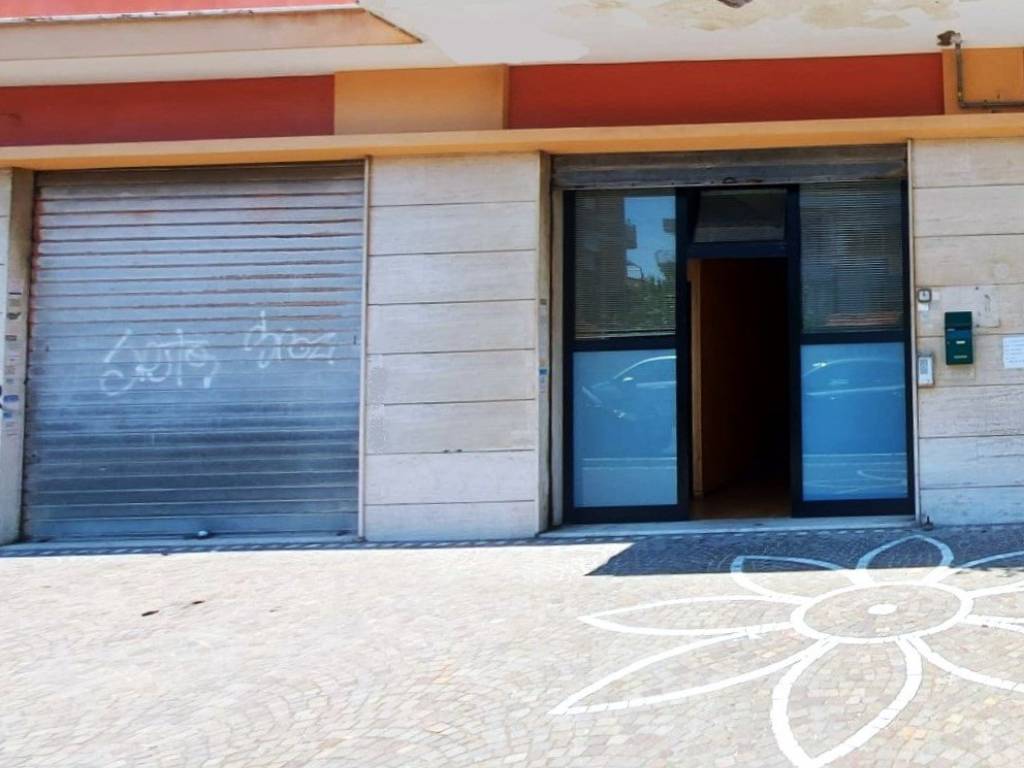 negozio in vendita a Fiumicino in zona Isola Sacra