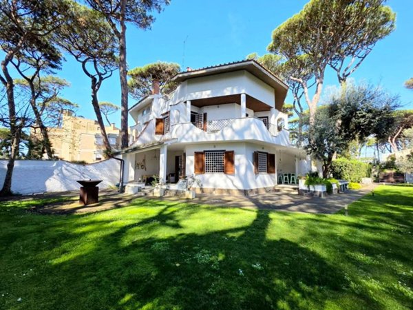 casa indipendente in vendita a Fiumicino in zona Fregene