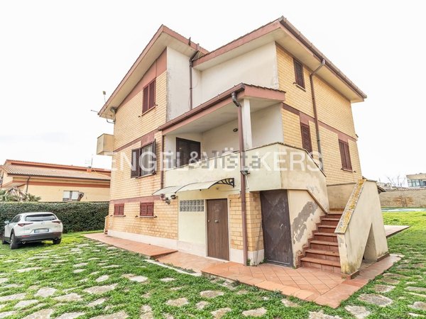 appartamento in vendita a Fiumicino in zona Focene
