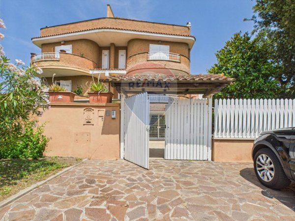 casa indipendente in vendita a Fiumicino in zona Fregene