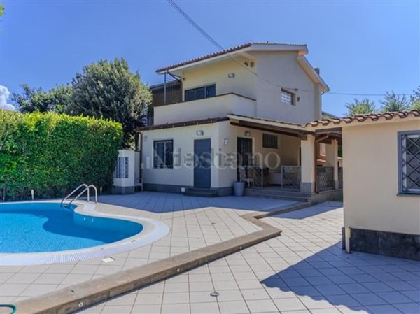 casa indipendente in vendita a Fiumicino in zona Fregene