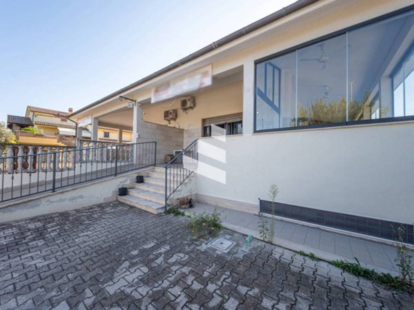 negozio in vendita a Fiumicino in zona Passo Oscuro