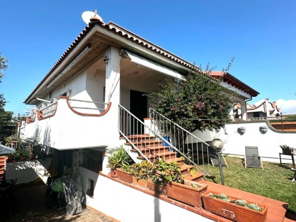 casa indipendente in vendita a Fiumicino in zona Focene
