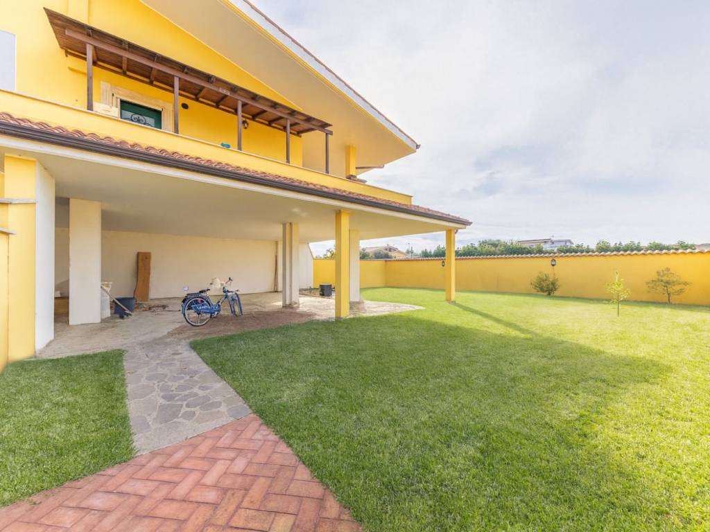 casa indipendente in vendita a Fiumicino in zona Isola Sacra