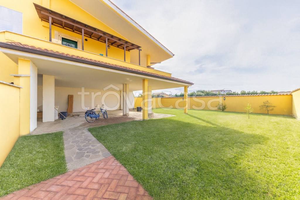 casa indipendente in vendita a Fiumicino in zona Isola Sacra