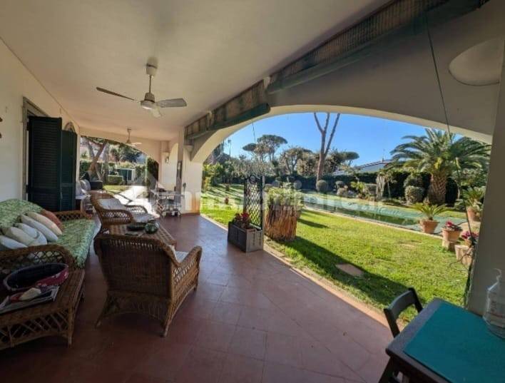 casa indipendente in vendita a Fiumicino in zona Fregene