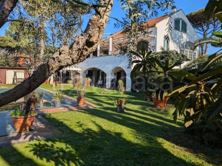 casa indipendente in vendita a Fiumicino in zona Fregene