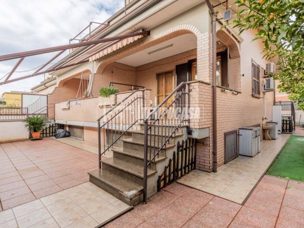 casa indipendente in vendita a Fiumicino in zona Isola Sacra
