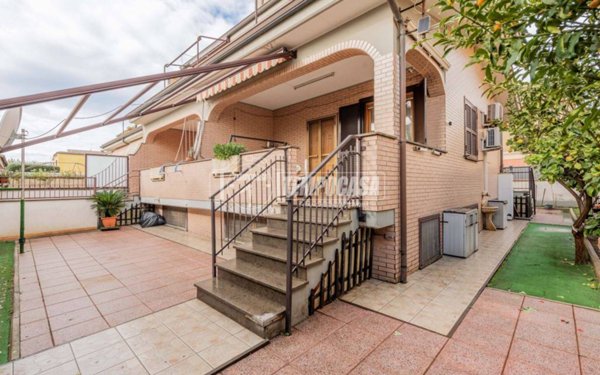 casa indipendente in vendita a Fiumicino in zona Isola Sacra