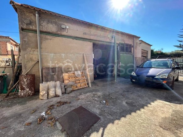 negozio in vendita a Fiumicino in zona Isola Sacra